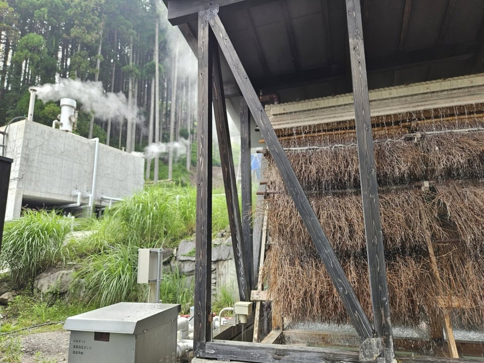 100℃近い高温の源泉を50℃くらいまで冷ます竹製の装置「湯雨竹」