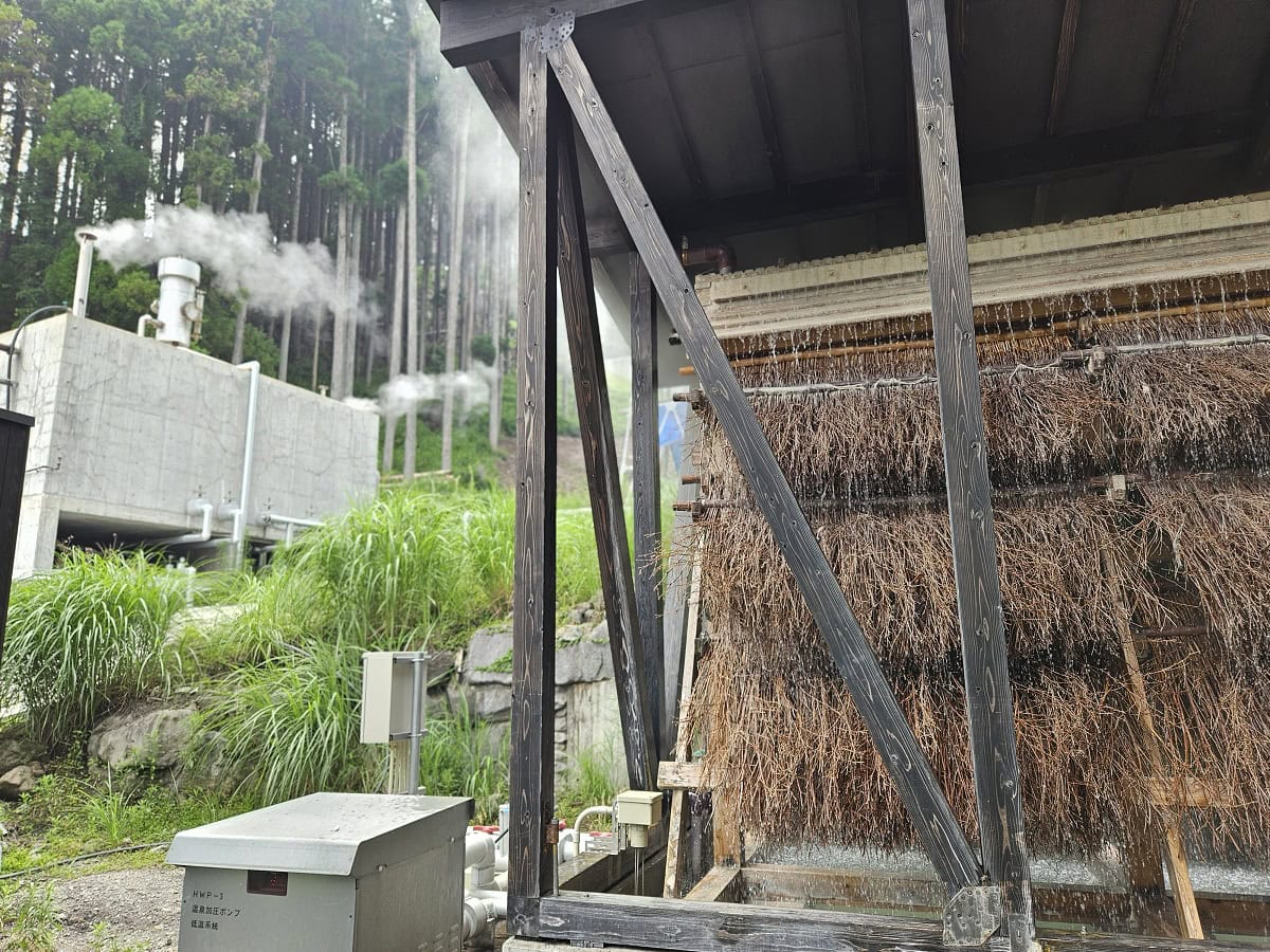 100℃近い高温の源泉を50℃くらいまで冷ます竹製の装置「湯雨竹」