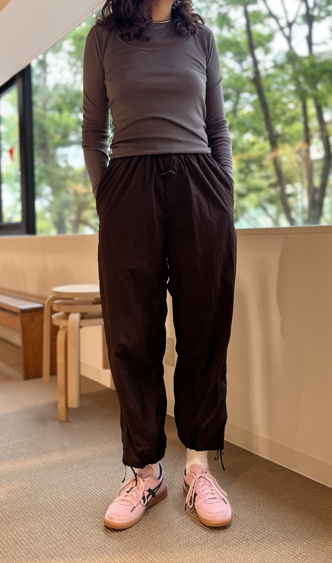 高身長の筆者にはパンツ丈が少し短めでしたが、たまにはこのくらいのバランスも新鮮かも！ ニット￥36,300（エイトン）