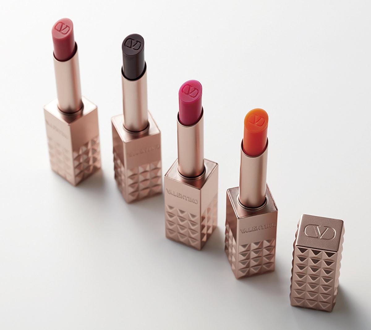 スパイク ヴァレンティノ リップバーム 左から：120R ROSE IN THE WOODS、199A BOLD BROWN、302R EXTRA PINK、400A SOLAR CORAL 各¥6,930（全てヴァレンティノ ビューティ）
