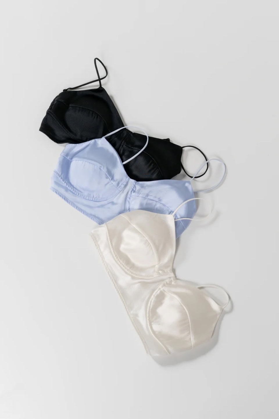 編集Iイチオシのブラ。上品なストレッチシルクに華奢なストラップ、コルセットライクなデザインがツボ！ ブラジャー各￥13,000（全てフィアー／ジェンティル）