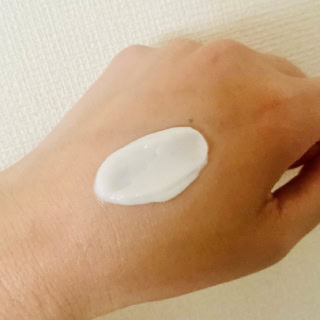 顔はもちろん、首にもなじませやすい、濃厚でありながらも軽やかさを感じるなめらかなテクスチャーでピタッと密着。なじませてすぐに内側から押し返すようなハリが出て、肌がキュッと引き締まるのを実感。翌朝もハリ感が持続して、毛穴の存在も忘れるほど。
