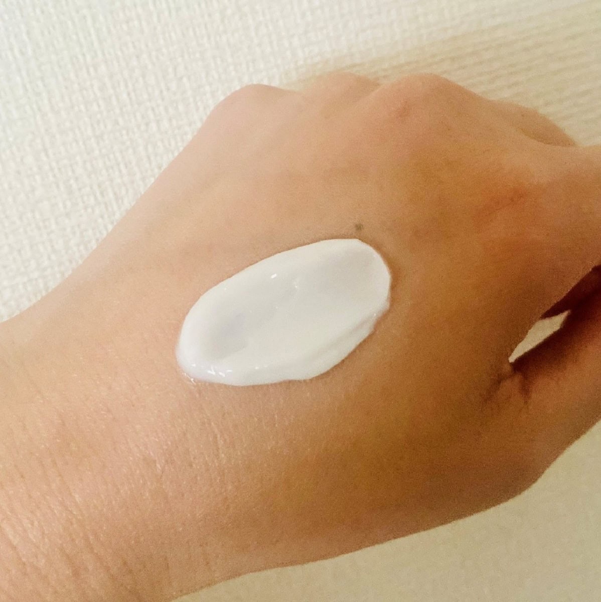 顔はもちろん、首にもなじませやすい、濃厚でありながらも軽やかさを感じるなめらかなテクスチャーでピタッと密着。なじませてすぐに内側から押し返すようなハリが出て、肌がキュッと引き締まるのを実感。翌朝もハリ感が持続して、毛穴の存在も忘れるほど。