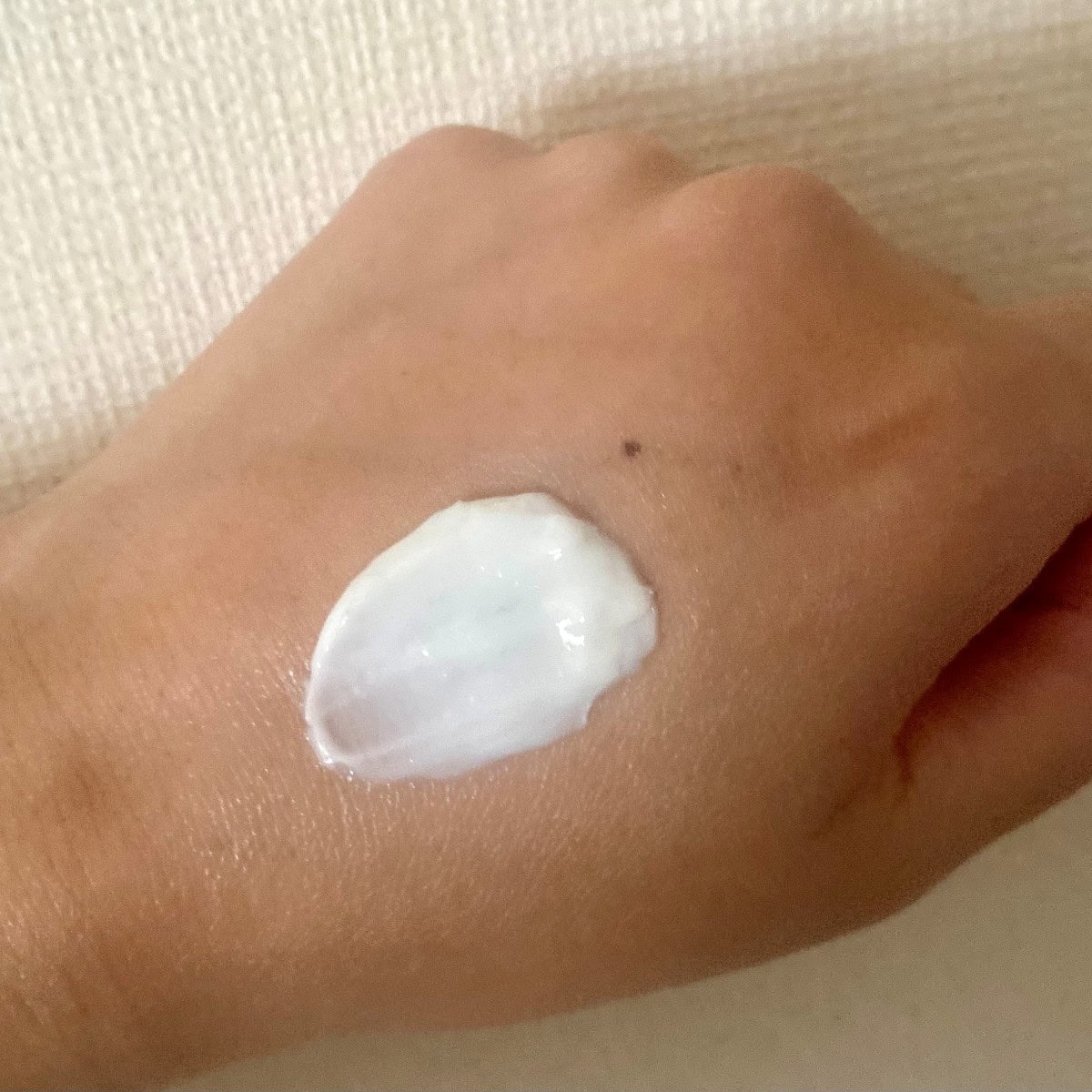 コクがあるリッチなテクスチャーながら、するするっと心地良く肌になじみベタつきはゼロ！　使ったそばから贅沢な潤いで満たされ、ふっくら＆柔らかな肌に。 ふんわり軽やかなテクスチャーの「SK-ⅠⅠ スキンパワー リニュー エアリークリーム」も同日発売に。