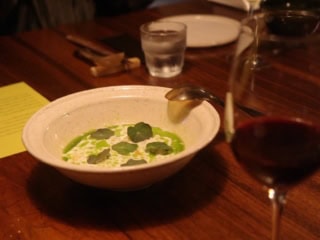 料理名から想像もできないメニューにワクワクしっぱなし。目にも心にも楽しい食体験を。 ホタテ ストラッチャテッラ トマト アサリ出汁 ホースラディッシュ 1800円
