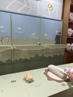 妖精のちいかわたちをくものすめがけて飛ばす（笑）ゲーム。飛んでく姿がたまりません！ これがなかなか難しかった。