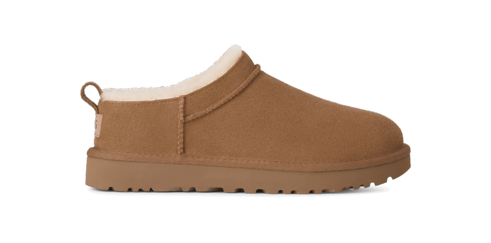 「クラシック マイクロ」ブーツ チェスナット［ソール約3.8㎝］¥24,200（UGG®／デッカーズジャパン）