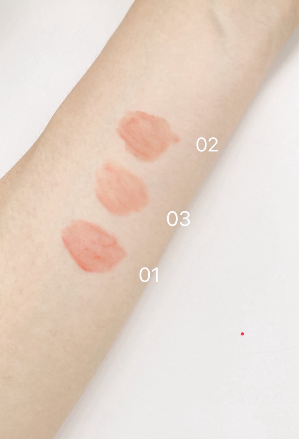 ふわっとした質感、お分かりいただけますでしょうか？ なのに、落ちない！ こすっても落ちない！水でも落ちないロングラスティング処方。色味もふわっとのせる感じなので、メイクした感じを出さずに血色感だけをプラスできます。