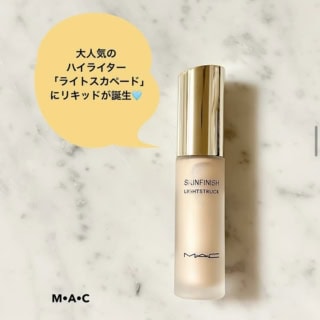 スキンフィニッシュ ライトストラック リキッド ハイライター ライトスカペード 15mL ¥5,500、M•A•C ミネラライズ スキンフィニッシュ ライトスカペード ¥5,940（M•A•C）※9月1日@cosme SHOPPING先行発売、9月3日阪急うめだ本店先行発売、9月5日全国発売