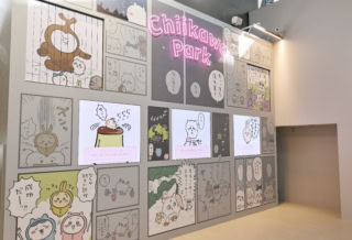 まずはB1Fの体験展示エリアへ。エントランスの壁面には、ちいかわたちのこれまでの物語が！