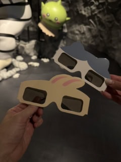 3Dシアターでは専用メガネを掛けて楽しみます。ちいかわたちの目線で討伐対象たちの恐ろしさが体験できるというわけ。シュール！ ちなみにこちらのメガネはお持ち帰りOKだそう。