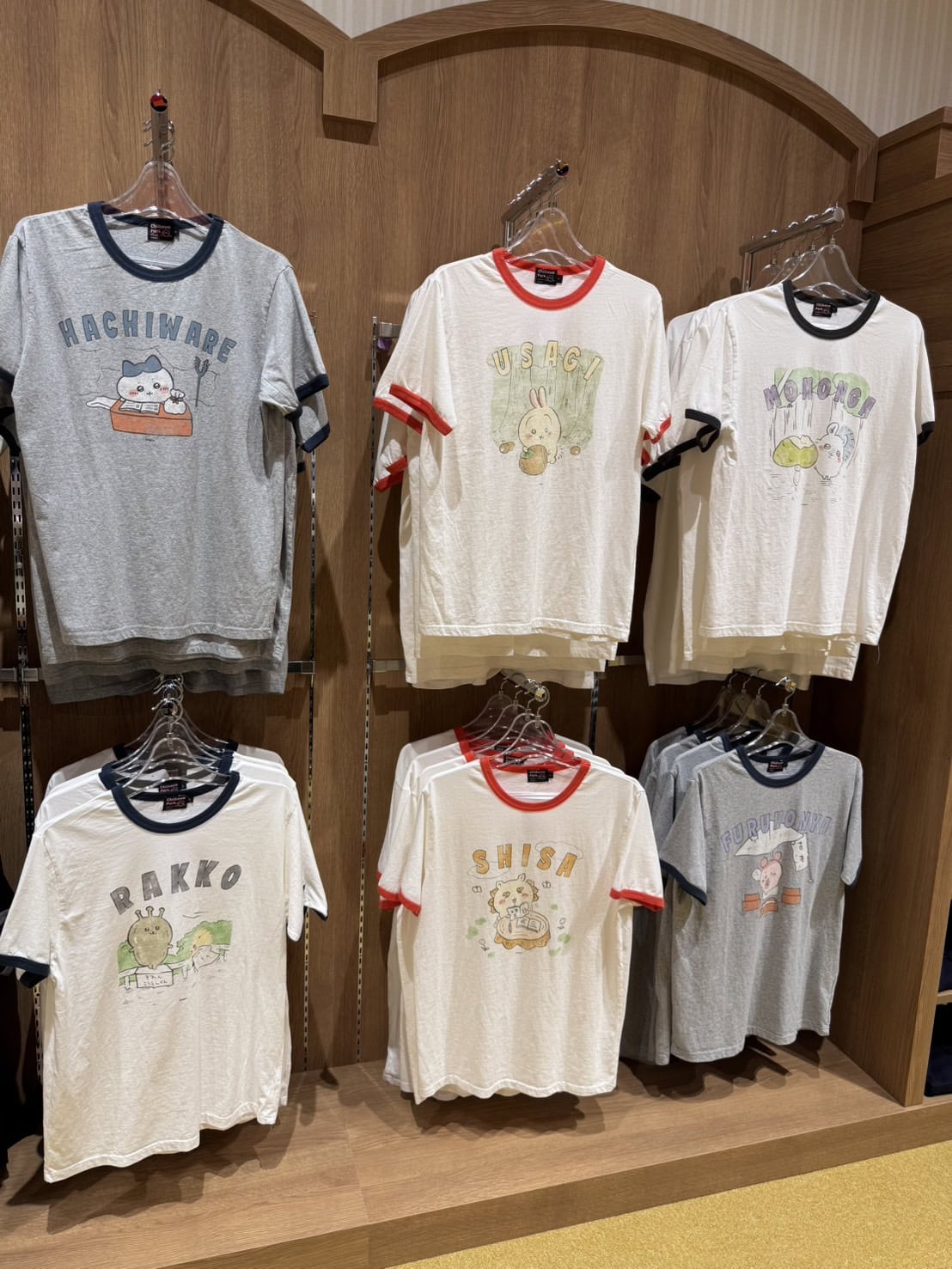 夏はTシャツ！ ヴィンテージライクなデザインが洒落てます。「USAGI」のロゴがジワる。