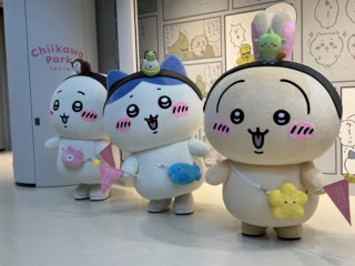 展示エリアのエンディングが終わり外に出るとキャラクターたちが待っています。ちいかわ、ハチワレ、うさぎ、モモンガがランダムで登場し、記念撮影タイム。これはテンション上がりますよ～！