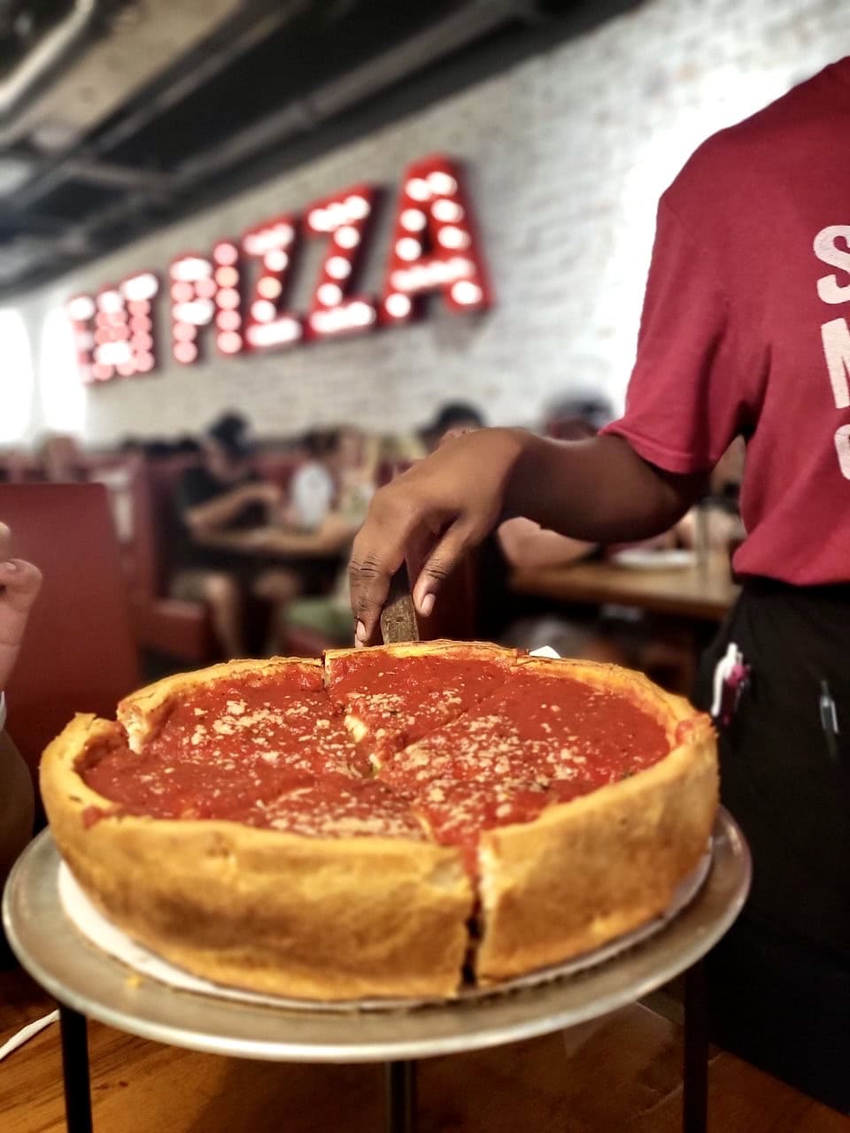 チーズたっぷり、厚さ5センチ【シカゴピザ】には本当の名前があった！アメリカ本場の絶品ピザ3店