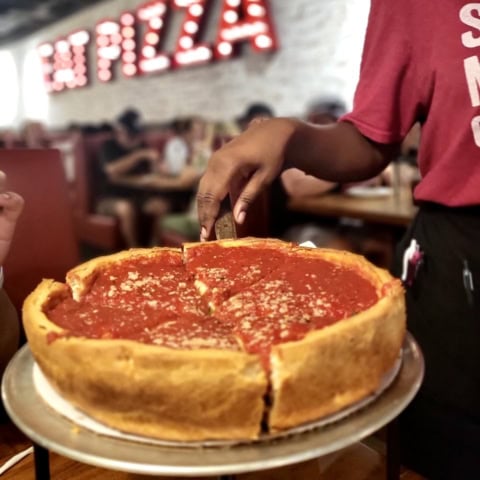 チーズたっぷり、厚さ5センチ【シカゴピザ】には本当の名前があった！アメリカ本場の絶品ピザ3店
