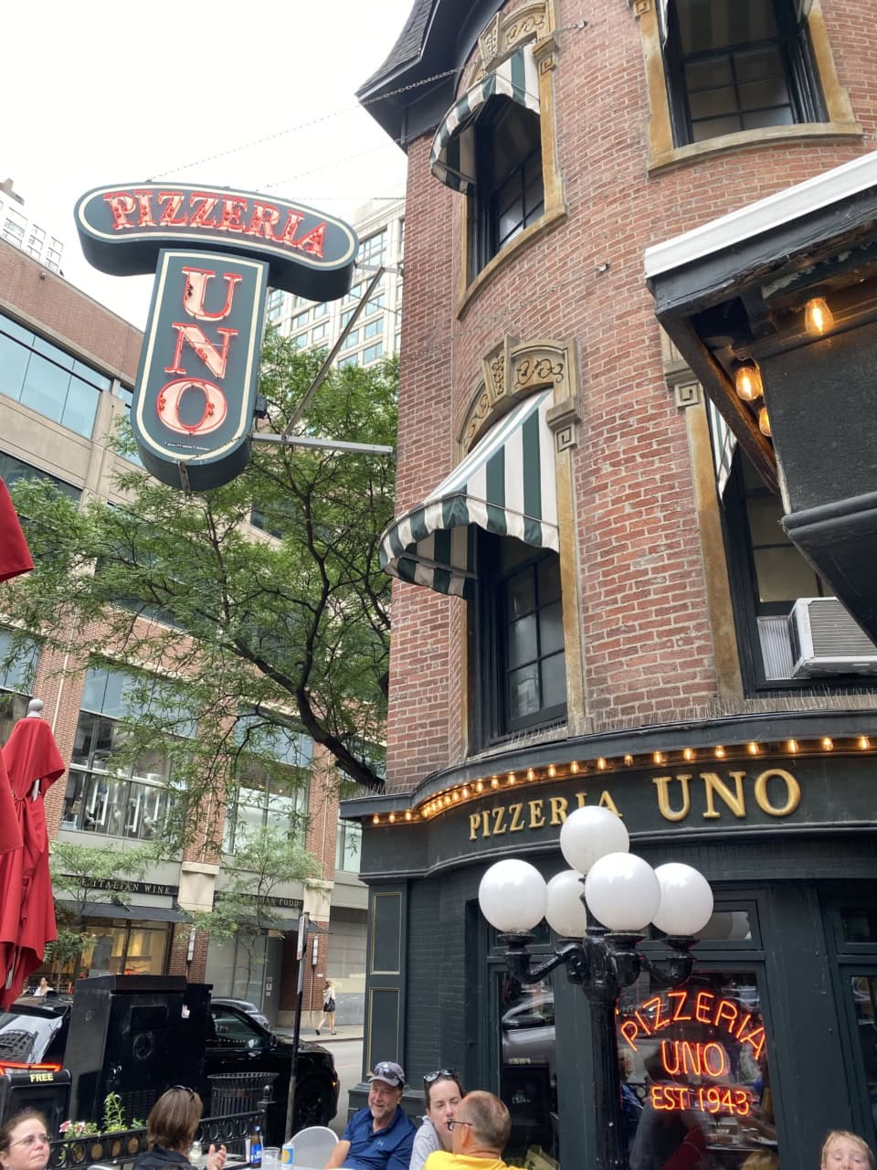 レンガ調のクラシックな店構えで、軒先のテラス席にはいつもお客さんが。