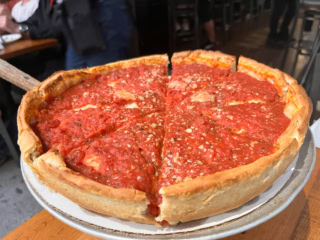 シグネチャーメニューは「Deep Dish Chicago Classic」。
