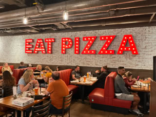 「EAT PIZZA」というポップなデコレーションが可愛い店内。いつ行っても大勢の人で賑わっています。