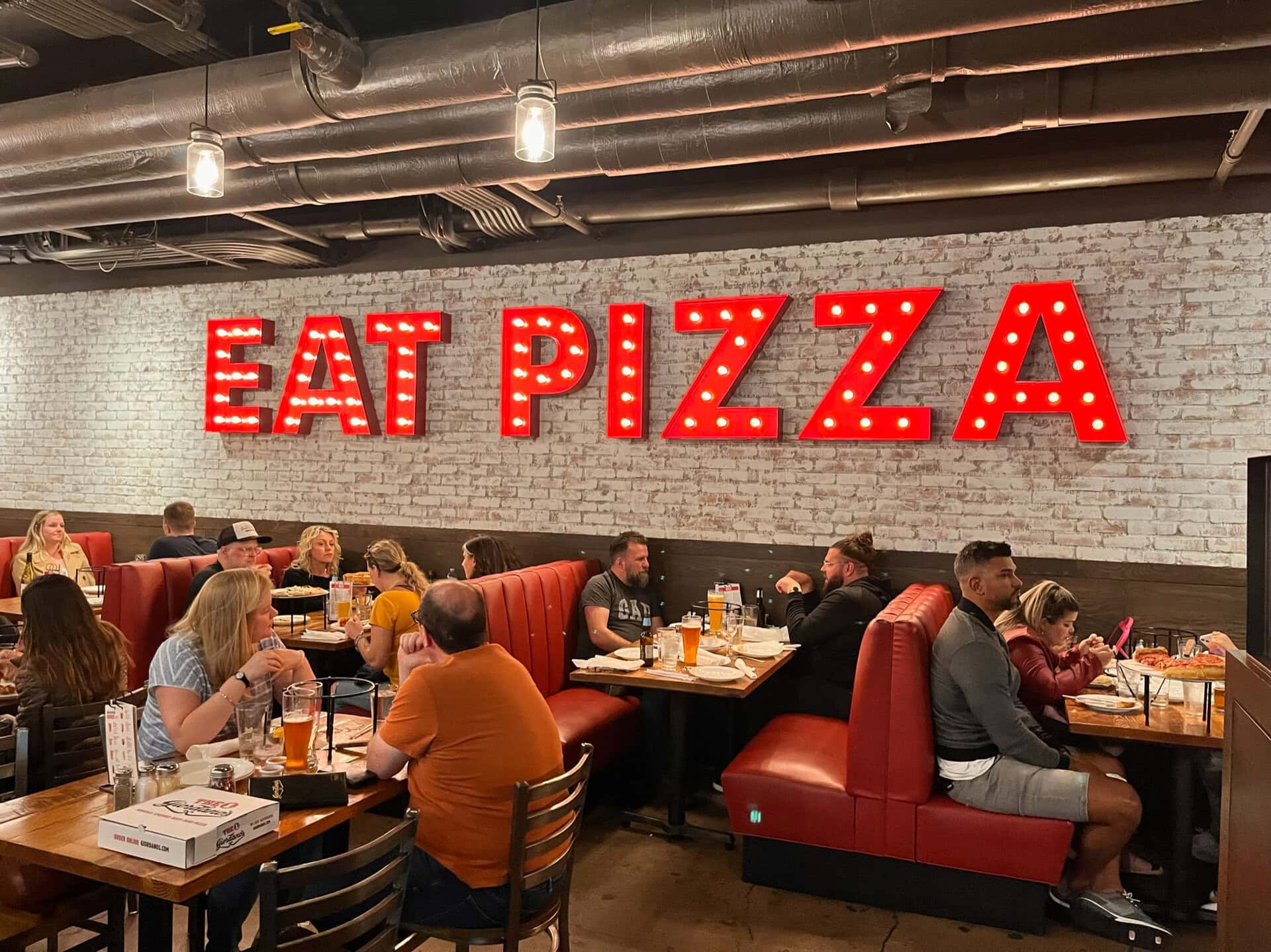 「EAT PIZZA」というポップなデコレーションが可愛い店内。いつ行っても大勢の人で賑わっています。