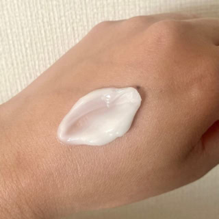 濃密なコクがありつつ、みずみずしさも感じる絶妙なテクスチャーで、夜はもちろん朝のケアにもオススメ。じっくり心地よく肌になじみ、もっちり＆ぷるんとした、何度も触りたくなるような潤いたっぷりのハリ肌が叶います。