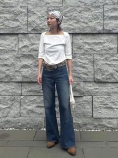 デニム￥39,600（アンスクリア／アマン）、アンスクリアのトップス、クレージュのバッグ、セリーヌのシューズ、シーイーのバンダナ、ビービーサイモンのベルト、その他は全て本人私物