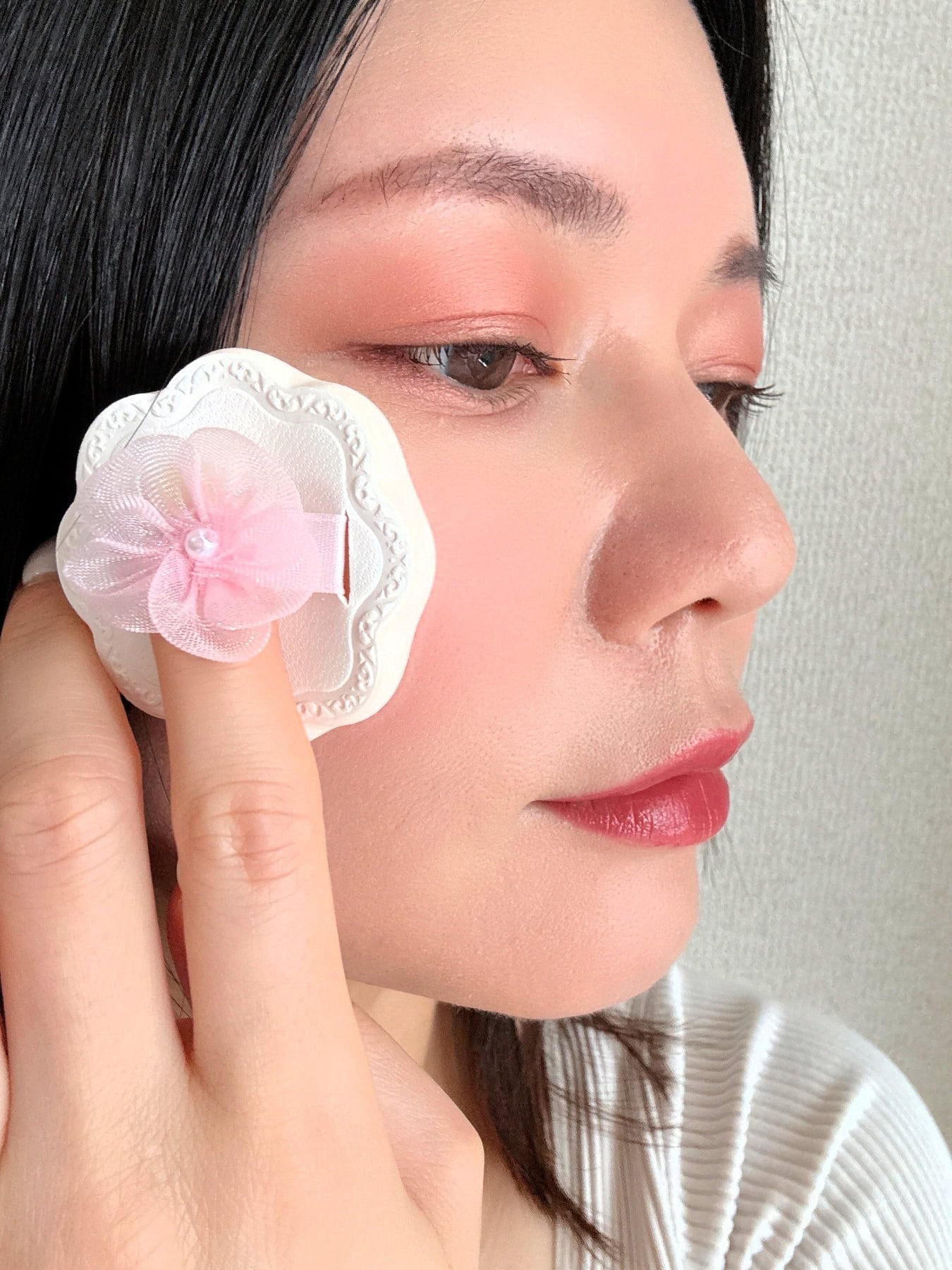 「メイク直しのときに、パウダー兼チークとして使っています。血色感をプラスしつつ、肌の粗が綺麗になります」