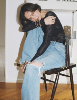 「LOVE」ブレスレット、手先から：［YG］¥1,174,800、［PG］¥1,174,800、［PG×DIA※ブラッシュ仕上げ］¥1,887,600、［YG］¥968,000、「LOVE」イヤリング［YG］¥260,700（全てカルティエ／カルティエ カスタマー サービスセンター）、ボディスーツ¥42,900（フェティコ／ザ・ウォール ショールーム）、中に着けたブラ¥6,600（ナイスナイスモーメント／ショールームリンクス）、デニム¥55,000（セファー／サカス ピーアール）
