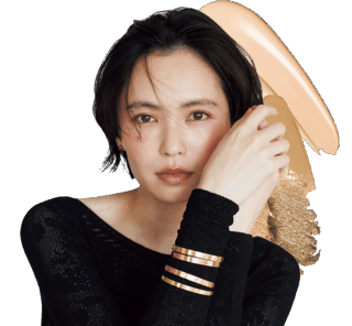 「LOVE」ブレスレット、手先から：［YG］¥1,174,800、［PG］¥1,174,800、［PG×DIA※ブラッシュ仕上げ］¥1,887,600、［YG］¥968,000、「LOVE」イヤリング［YG］¥260,700（全てカルティエ／カルティエ カスタマー サービスセンター）、ボディスーツ¥42,900（フェティコ／ザ・ウォール ショールーム）、中に着けたブラ¥6,600（ナイスナイスモーメント／ショールームリンクス）