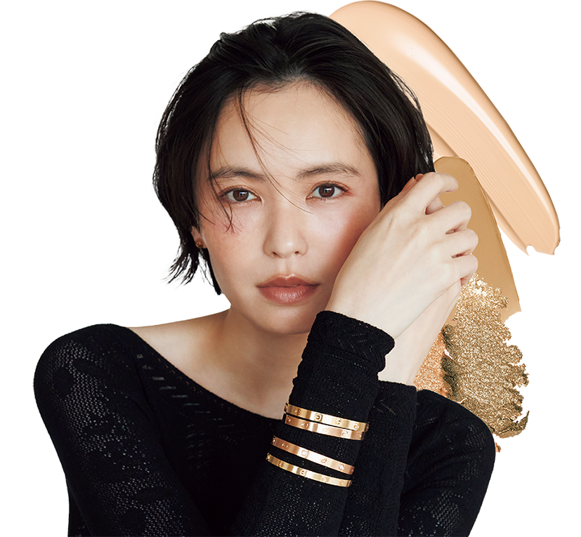 「LOVE」ブレスレット、手先から：［YG］¥1,174,800、［PG］¥1,174,800、［PG×DIA※ブラッシュ仕上げ］¥1,887,600、［YG］¥968,000、「LOVE」イヤリング［YG］¥260,700（全てカルティエ／カルティエ カスタマー サービスセンター）、ボディスーツ¥42,900（フェティコ／ザ・ウォール ショールーム）、中に着けたブラ¥6,600（ナイスナイスモーメント／ショールームリンクス）