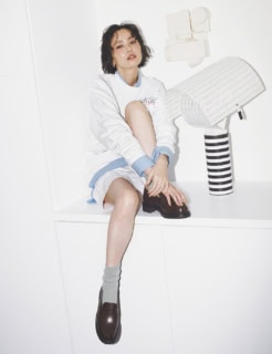 「16 ストーン」リング［Pt×YG×DIA］¥2,420,000（人さし指）、同［Pt×YG×DIA］¥1,628,000（薬指）、「16 ストーン」ピアス［Pt×YG×DIA］¥1,958,000（全てティファニー／ティファニー・アンド・カンパニー・ジャパン・インク）、スエット¥37,400、パンツ¥22,000※共に参考価格（共にスポーティー&リッチ／ザ・ウォール ショールーム）、靴下¥10,780（パンセレラ／真下商事）、ローファー¥156,200（ジェイエムウエストン／ジェイエムウエストン 青山店）、シャツはスタイリスト私物