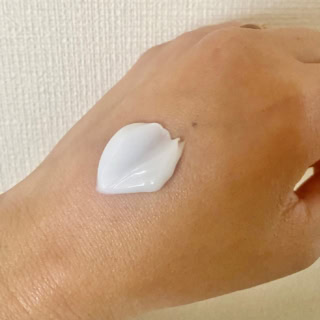 ベタつきや重さはないのに、安心感のある潤いの膜で肌を満たしてくれるテクスチャー。一晩中、エアコンをつけていたのに翌朝も乾燥感はゼロで、うるうる＆もっちり肌をキープ。ティートピアをアクセントにした、リラックスできるウッディ系の香りも魅力。