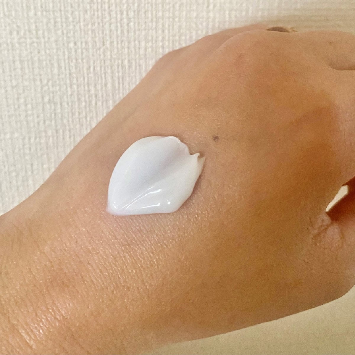 ベタつきや重さはないのに、安心感のある潤いの膜で肌を満たしてくれるテクスチャー。一晩中、エアコンをつけていたのに翌朝も乾燥感はゼロで、うるうる＆もっちり肌をキープ。ティートピアをアクセントにした、リラックスできるウッディ系の香りも魅力。