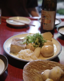 おでんは好きな具材を個別に注文。焼き豆腐、たまご、しらたき、ロールキャベツなどなど。