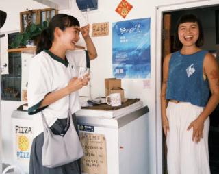 台湾、台東の海沿いのカフェ店主と清水みさと