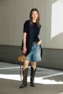 Tシャツ¥11,000（アパルトモン）、ショートパンツ¥66,000（ニリ ロタン）、ベルト¥83,600（ニリ ロタン）、バッグ¥39,600（ア ポワン）、ベスト¥152,900（アール サーティーン）、ブーツ¥162,800（ゴールデン グース／全てアパルトモン 青山店）、ロレックスの時計、ルイ・ヴィトンのバングルは本人私物