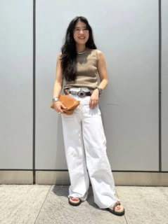 サンダル¥20,405（CAMINANDO）、トップス¥15,400（EVERYDAY I LIKE.）、パンツ¥44,000（CITIZENS of HUMANITY／全てAP STUDIO 新宿店）、その他は全て本人私物