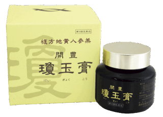生地黄などの生薬とハチミツを配合。トロリとしたエキスはそのまま服用しても湯で薄めても。開豊 瓊玉膏 ［第2類医薬品］ 300g ¥15,180（栃本天海堂）