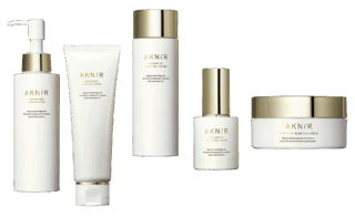 左から：バランシングクレンジングオイル 120mL ¥4,950、同 バランシングフェイスジェルウォッシュ 80g ¥4,400、同 バランシングブーストオイルローション 110g ¥4,950、同バランシングリポナノセラム 25mL ¥8,690、同バランシングデュオクリーム 60g ¥5,940（全てAKNIR）