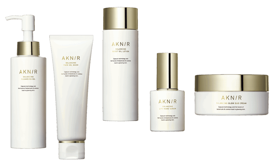 左から：バランシングクレンジングオイル 120mL ¥4,950、同 バランシングフェイスジェルウォッシュ 80g ¥4,400、同 バランシングブーストオイルローション 110g ¥4,950、同バランシングリポナノセラム 25mL ¥8,690、同バランシングデュオクリーム 60g ¥5,940（全てAKNIR）