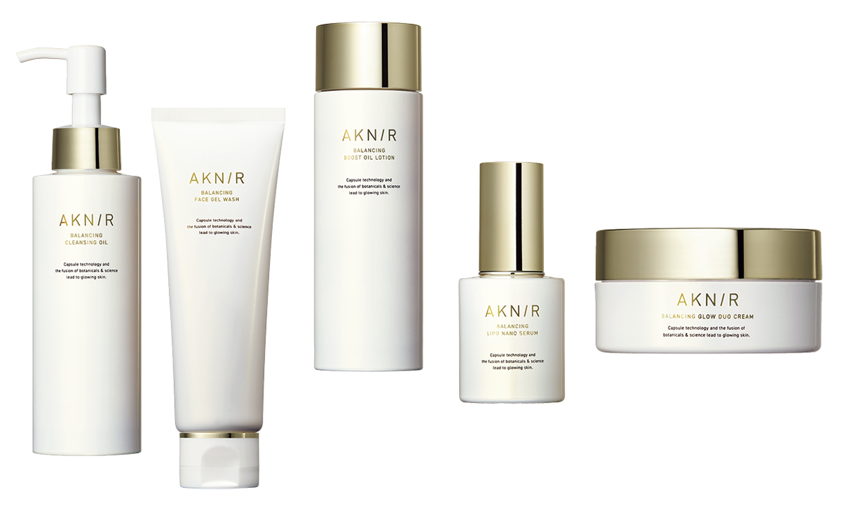 左から：バランシングクレンジングオイル 120mL ¥4,950、同 バランシングフェイスジェルウォッシュ 80g ¥4,400、同 バランシングブーストオイルローション 110g ¥4,950、同バランシングリポナノセラム 25mL ¥8,690、同バランシングデュオクリーム 60g ¥5,940（全てAKNIR）