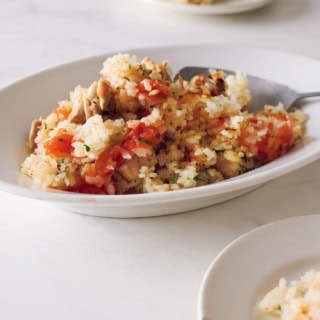素材を生かした、シンプルなおいしさが後を引く！ 生米は多めのオリーブ油や鶏肉の脂と炒めてコクをプラス。