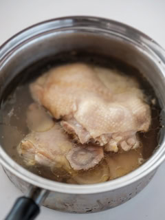 POINT_鶏肉は加熱後、そのままゆで汁の中で冷まして。乾燥を防ぎ、肉質がかたくならずにしっとりと仕上がる。
