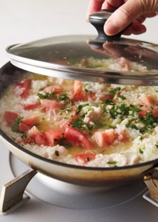 ピラフを炊く際、トマトからも水気が出るので、水分を少なめにして炊く。炊飯後は蒸らさずに混ぜ、お米の粒感を残して。