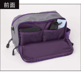 前面のポケットはダブルジップ。開け口を全開にしなくても荷物をさっと取り出すことができます。内側には2つのポケットが付いているので小物の仕分けに便利！
