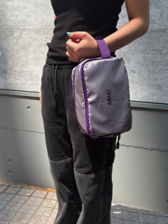 縦にしてハンドルを持てば、ハンドバッグとしても使えます。