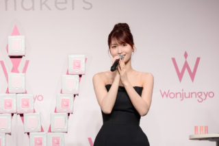 ウォンジョンヨ モイストアップレディスキンパックリニューアル発表会に登壇したTWICE MOMO