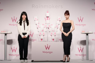 左：ウォン・ジョンヨさん、右：TWICE MOMOさん