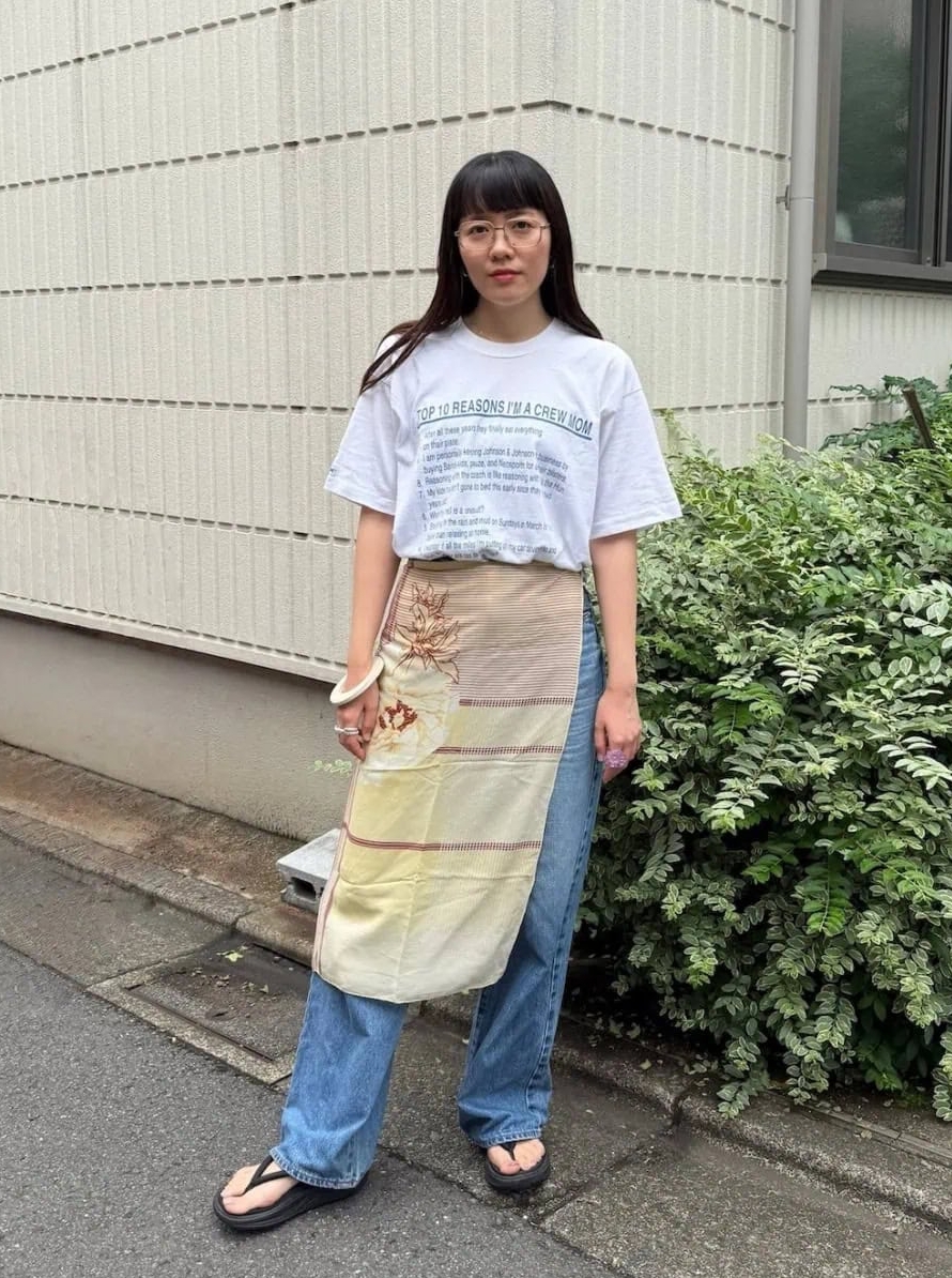 ヴィンテージのTシャツとスカーフ、アイウェア、NEEDBY heritageのパンツ、 MBTのシューズ、 LAUREN MANOOGIANのバングル、SOPHIE BUHAIとMARYAM NASSIR ZADEH、Adlin Hueのリングは全て本人私物
