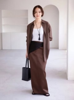 MATTEAUのシャツ、FLORE FLOREのタンクトップ、(im)perf.のスカート、THE ROWのバッグとスカーフ、TOTEMOのシューズ、その他は全て本人私物