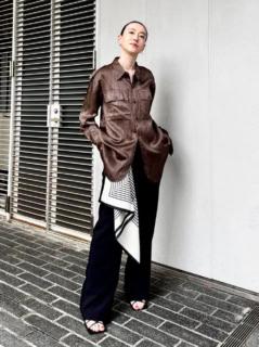 シャツ￥42,900（タナカ フォー シティショップ“オー”）、ネックレス￥20,900（サスキア ディエッツ）、スカーフ￥18,700（アエネイス／全てシティショップ 渋谷店）、ボーニーのピアス、シティショップのパンツとサンダル、その他は全て本人私物